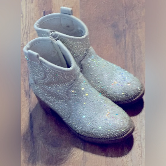 Other - Adorable White Rhinestone Boots